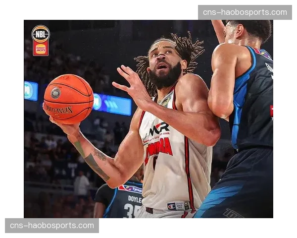 麦基两战场均15.5分6.5篮板 38岁老将展现内线统治力